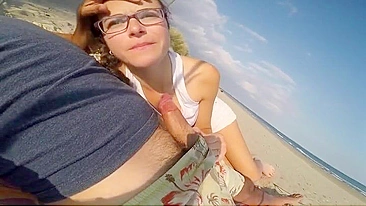 Sexy Voyeur Captures Steamy Beach Blowjob With His Girl