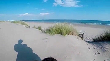 Sexy Voyeur Captures Steamy Beach Blowjob With His Girl