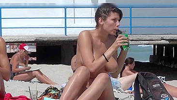 Busty Young Amateur's Beach Day In Voyeuristic Topless Scene