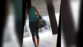 Candid Video Girl with Hot Ass in Yoga Pants Filmed on Street