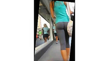 Candid Video Girl with Hot Ass in Yoga Pants Filmed on Street