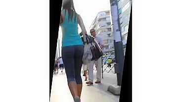 Candid Video Girl with Hot Ass in Yoga Pants Filmed on Street