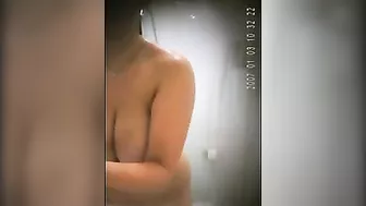 Big Titty Woman Spied in the Shower