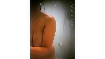Big Titty Woman Spied in the Shower