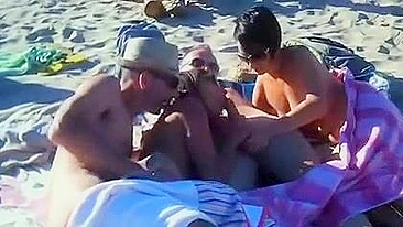 Voyeur Swinger Beach Sex and Blowjob in Public