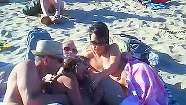 Voyeur Swinger Beach Sex and Blowjob in Public