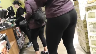 Sultry Woman With Juicy Ass Flaunting In Tight Yoga Pants Secretly Filmed!