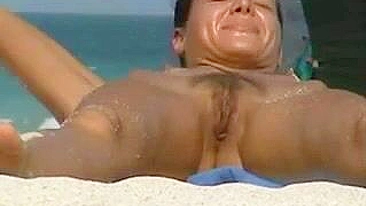 Voyeur camera naked pussy filmed at the beach