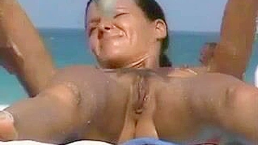 Voyeur camera naked pussy filmed at the beach