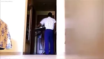 Super Sexy, Nude Italian Woman Flashes In Front Of Delivery Man!