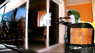 Super Sexy, Nude Italian Woman Flashes In Front Of Delivery Man!