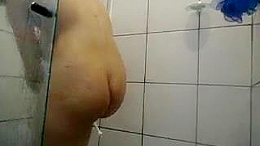 Spy Camera Naked Woman Filmed in the Shower