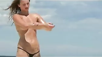 Sexy Amateur Girl Nude at the Beach