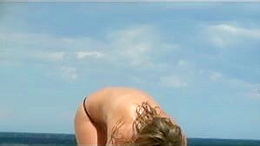 Sexy Amateur Girl Nude at the Beach