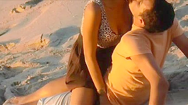 Real Voyeur Video Couple Caught Fucking on an Empty Beach
