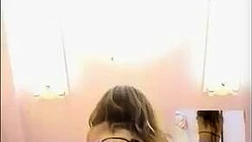 Gata Asiática Quente se Despindo na Cabine...