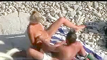 Naked Couple Caught Fucking on the Beach by Voyeur Camera