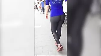 Incredible Tight-Ass Yoga-Pants-Wearing Girl's Candid Video