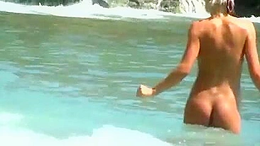 Huge Tits on the Beach of a Beautiful Girl Filmed Voyeur