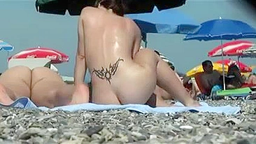 Beach Pussy Caught on Voyeur Video Camera Doing Nude Sunbath