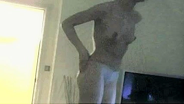 Secret Video op verborgen camera Gevangen Hot Girl Undressing