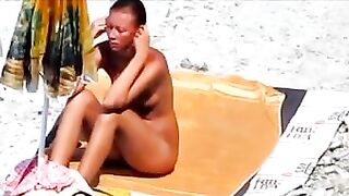 Amateur Nude Beach Video of Superbe Girl with Big Tits Topless