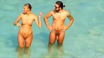Amateur Nude Beach Video of Superbe Girl with Big Tits Topless