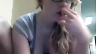 Sexy Naked Pussy Secretly Masturbates On The Hallway