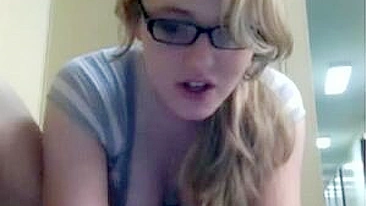 Sexy Naked Pussy Secretly Masturbates On The Hallway