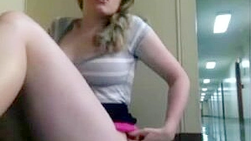 Sexy Naked Pussy Secretly Masturbates On The Hallway