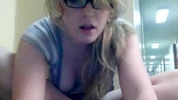 Sexy Naked Pussy Secretly Masturbates On The Hallway