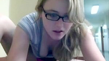 Sexy Naked Pussy Secretly Masturbates On The Hallway