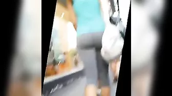 Voyeur Hot Girl in Tight Pants Shows Perfect Ass on the Street