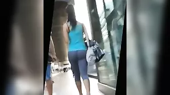 Voyeur Hot Girl in Tight Pants Shows Perfect Ass on the Street