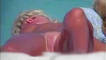 Naakt Strand Video's van Sexy Amateur Women Doing Naakt Sunbath