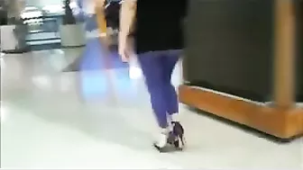Sexy Butt Caught In Candid Voyeur Camera At The Mall, Filmed In Yoga Pants
