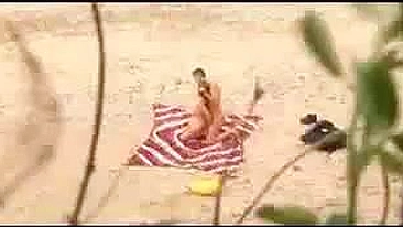 Plage XXX Video Couple surpris ayant des rapports sexuels devant la caméra Voyeur