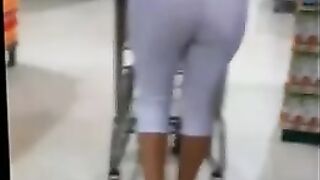 MILF en Leggings blancs serrés espionnés Candid Camera en magasin