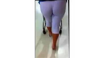 MILF en Leggings blancs serrés espionnés Candid Camera en magasin