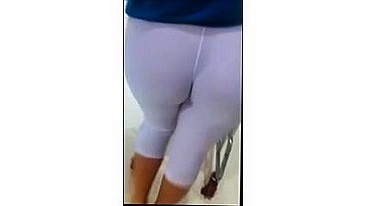 MILF en Leggings blancs serrés espionnés Candid Camera en magasin