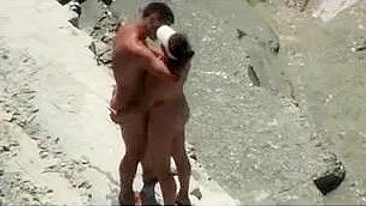 Plage naturiste sexe Video Couple surpris ayant des rapports sexuels sur Voyeur Cam