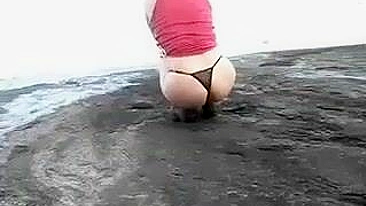 Big Butt Housewife at the Beach Voyeur Clip