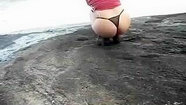 Big Butt Housewife at the Beach Voyeur Clip