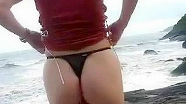 Big Butt Housewife at the Beach Voyeur Clip