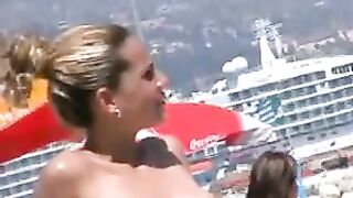 Grandes tetas en la playa Video