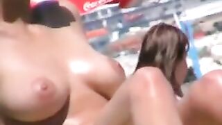 Grandes tetas en la playa Video