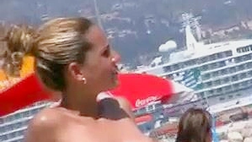 Grandes tetas en la playa Video