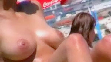 Grandes tetas en la playa Video