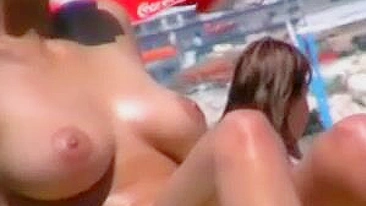 Grandes tetas en la playa Video