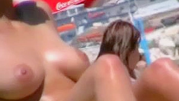 Grandes tetas en la playa Video